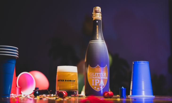 Dutch Bargain Glitter Extravaganza fles en glas op feestelijke tafel